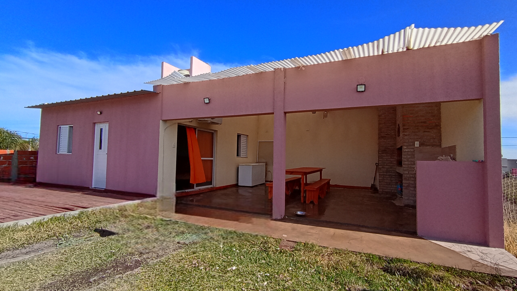 CASA CON QUINCHO Y PILETA