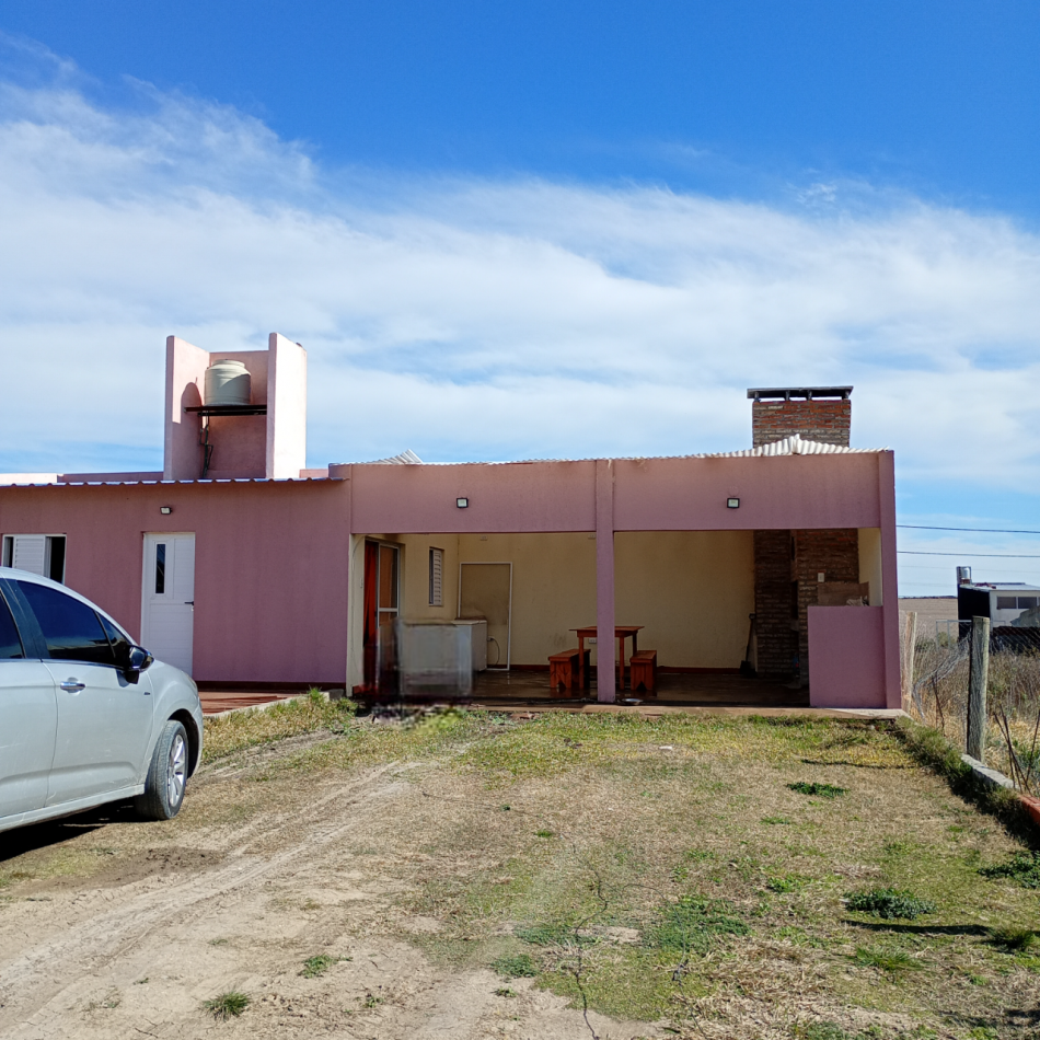 CASA CON QUINCHO Y PILETA