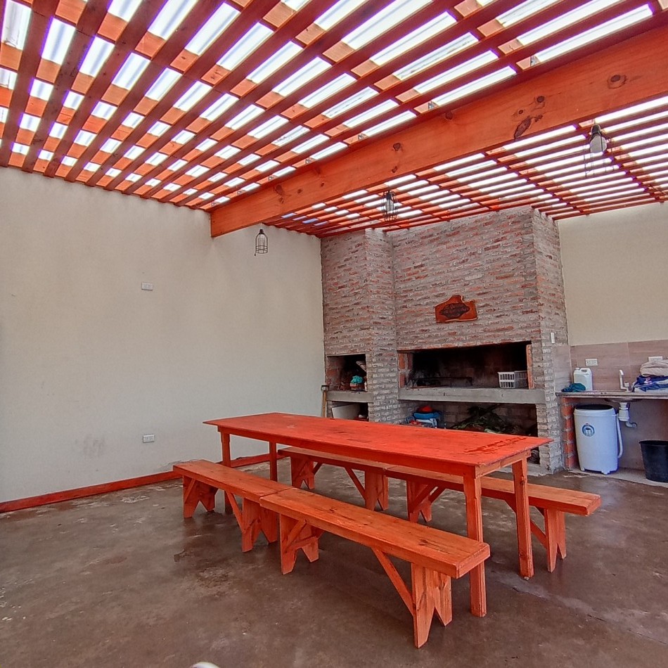 CASA CON QUINCHO Y PILETA