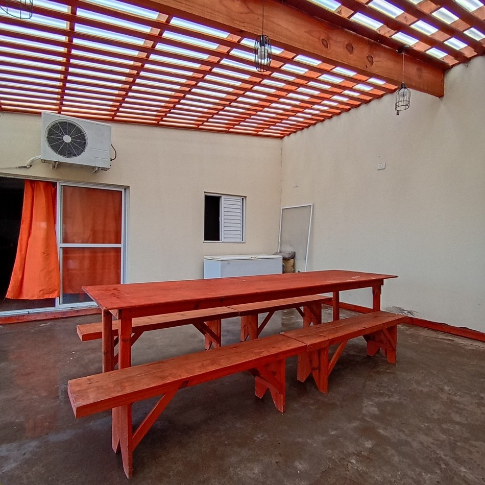 CASA CON QUINCHO Y PILETA